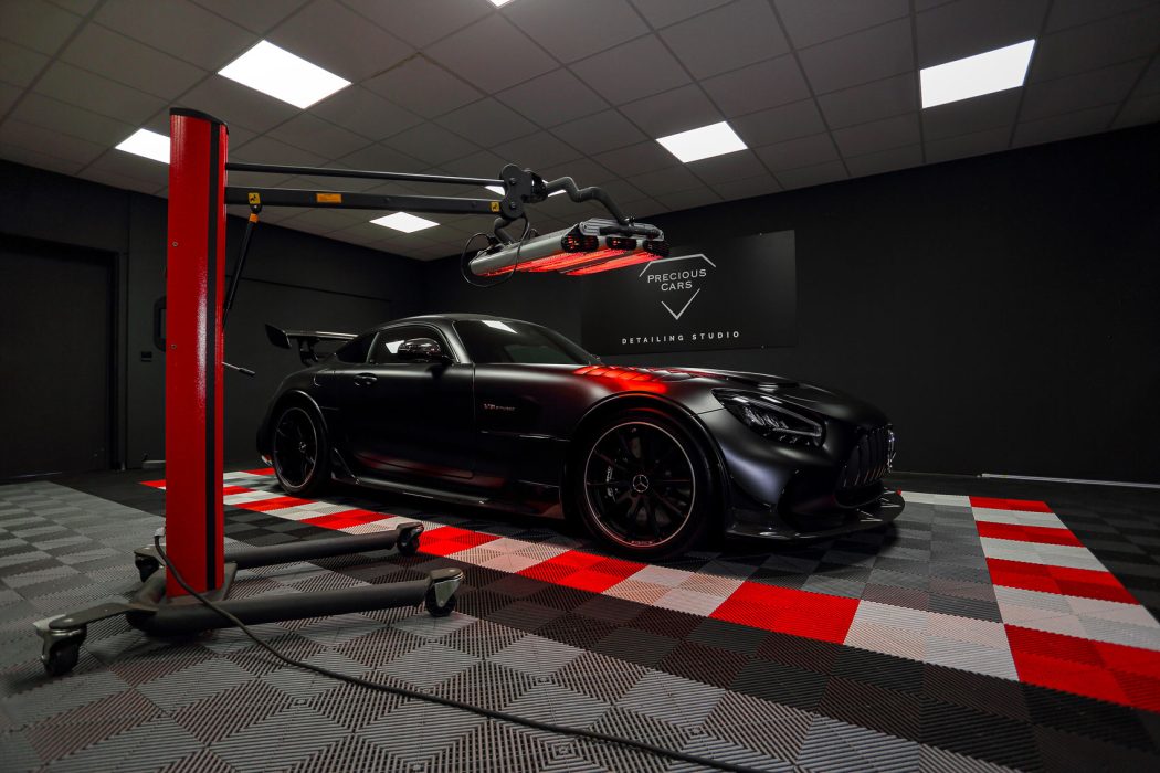 Mercedes-AMG GT Black Series noire mate dans le studio Precious Cars Le Mans, avec éclairage infrarouge pour le séchage des traitements de protection céramique.